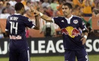  El colombiano Juan Pablo Ángel opacó el debut de Thierry Henry